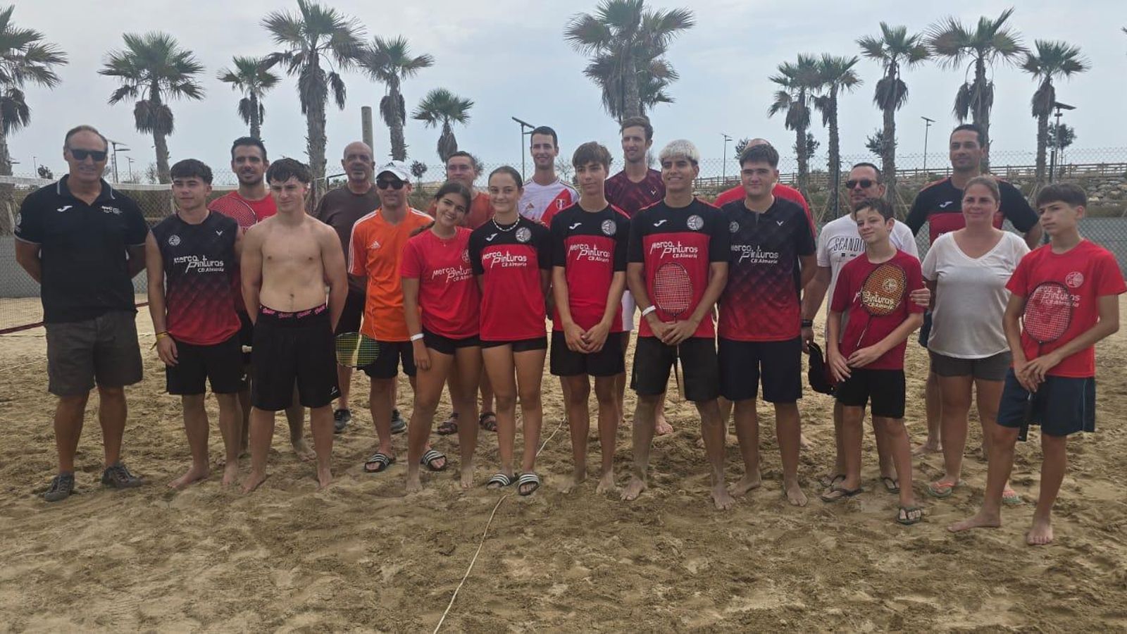 Foto de grupo con los participantes en la modalidad de Air Badminton desarrollada en la presente edición del Open de Bádminton.