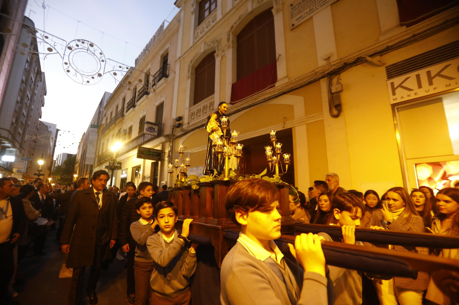 La procesión de la Virgen Milagrosa de Córdoba, en imágenes