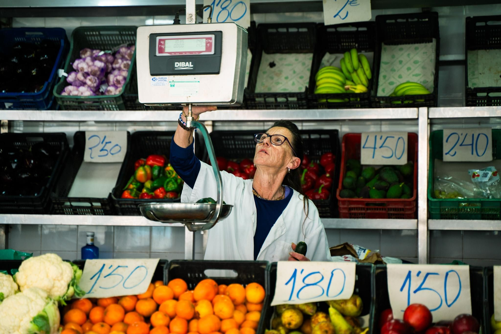 Imágenes del ambiente en el Mercado del Carmen en la mañana del martes 8 de abril