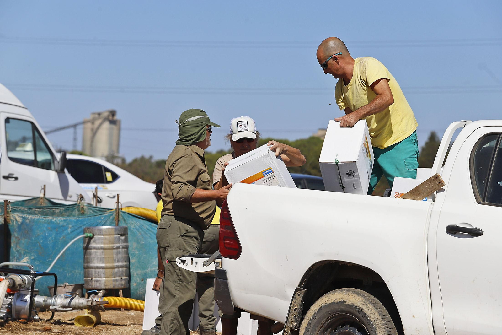 Imágenes del vuelo demostrativo de los medios aéreos del servicio de control de mosquitos
