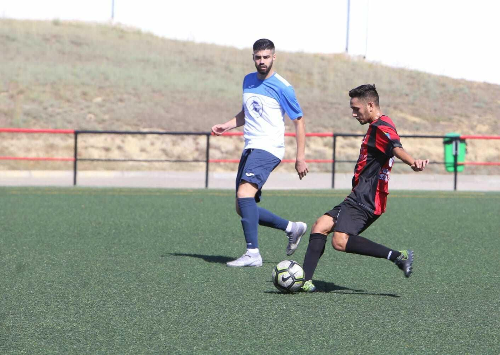 Heredia controla el esférico en el partido frente al Tarifa.