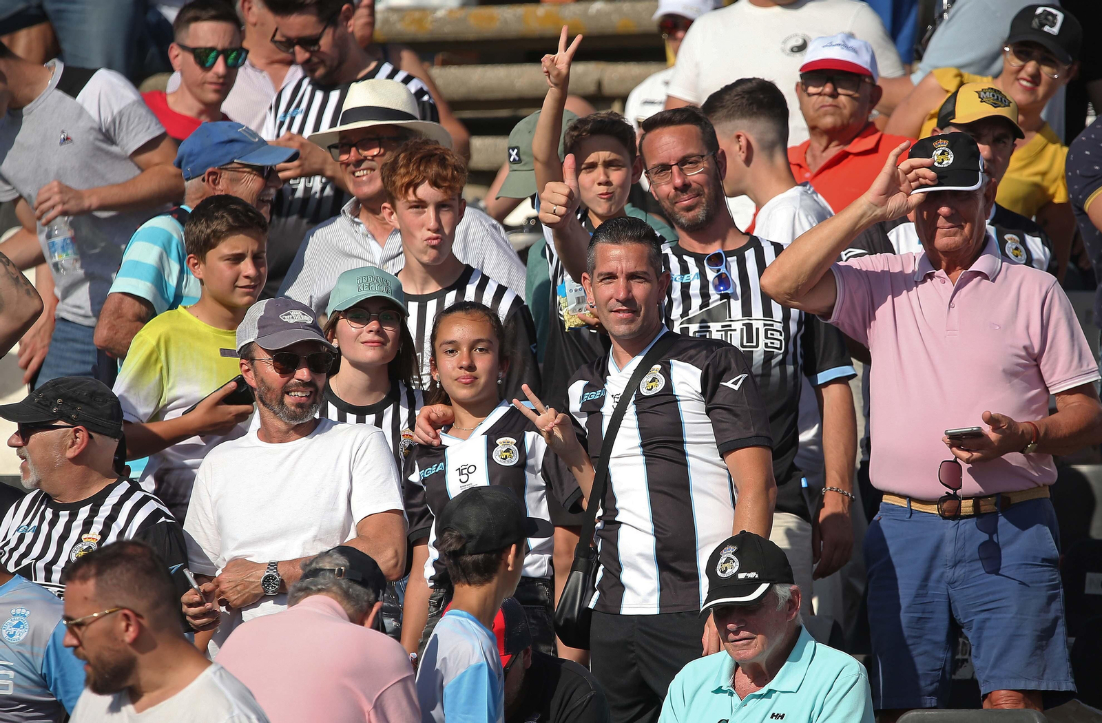 Fotos de la afición durante el Balona - Córdoba en el estadio municipal de La Línea
