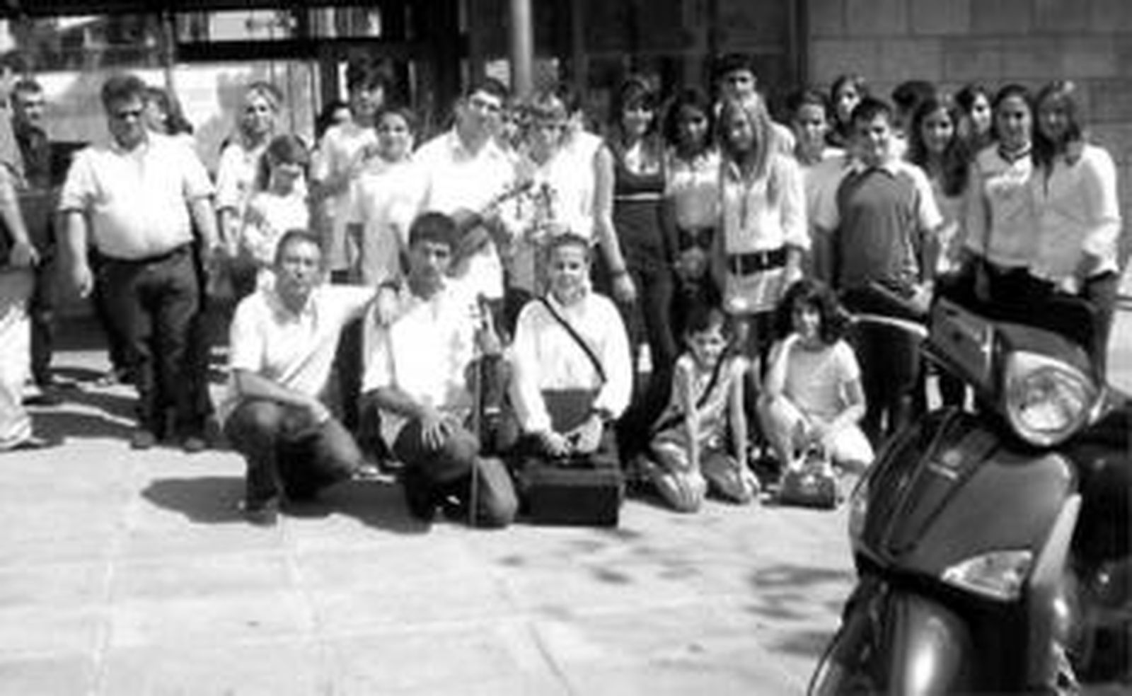 Padres y alumnos del Conservatorio rondeño, el miércoles ante la sede de la Consejería de Educación.
