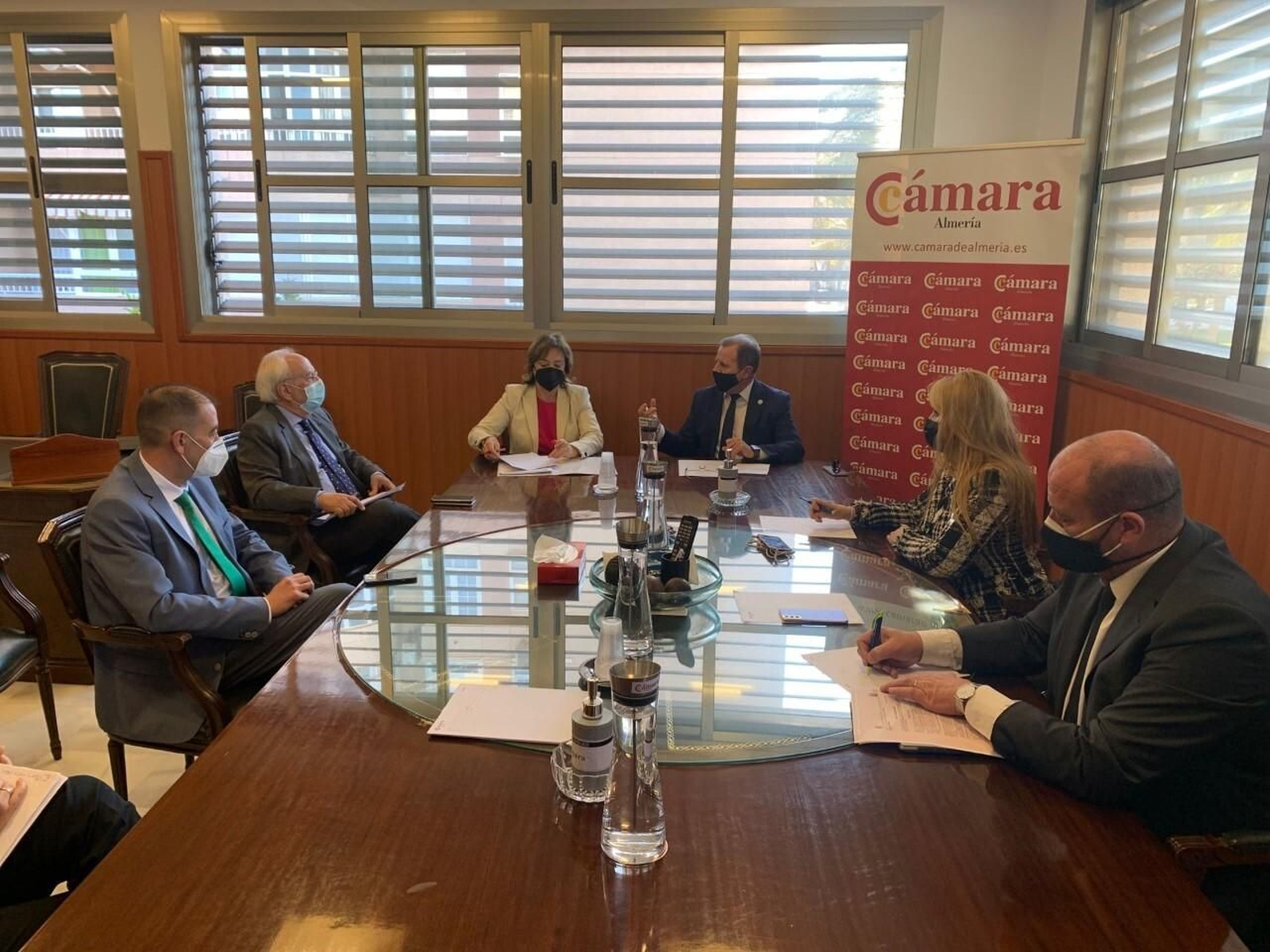 Reunión de la delegada del Gobierno en Andalucía, Sandra García, y representantes de la Cámara de Comercio de Almería