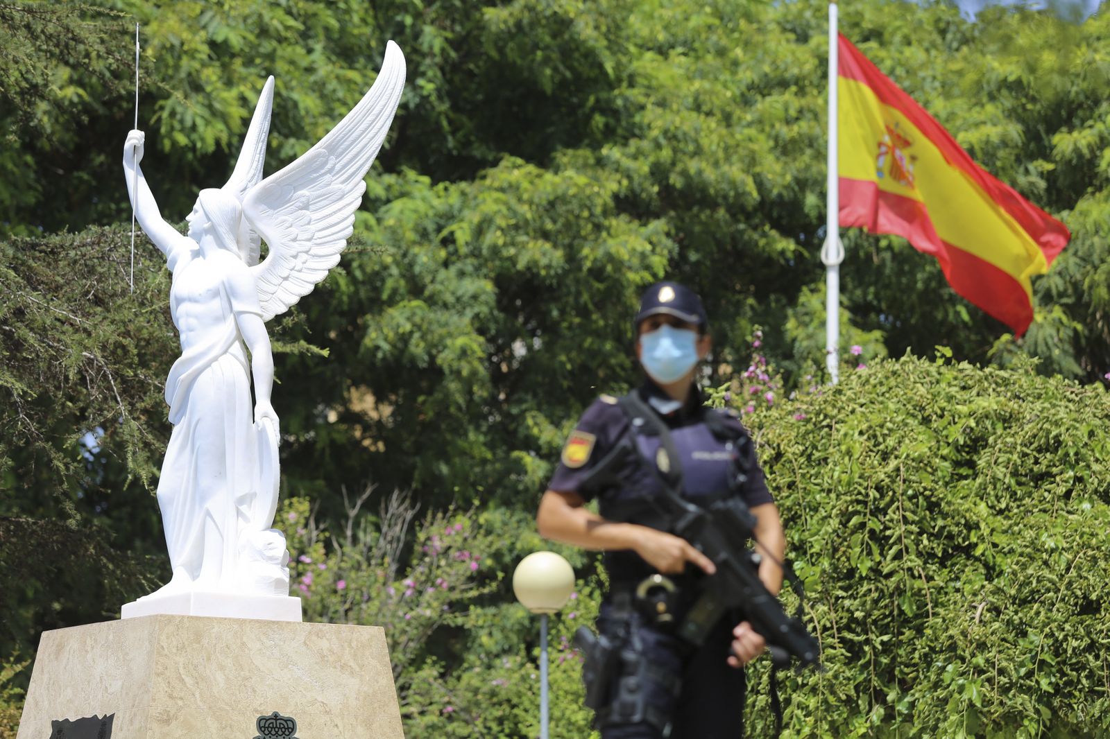 Fotos de la escultura que rinde homenaje a los policías fallecidos en Málaga