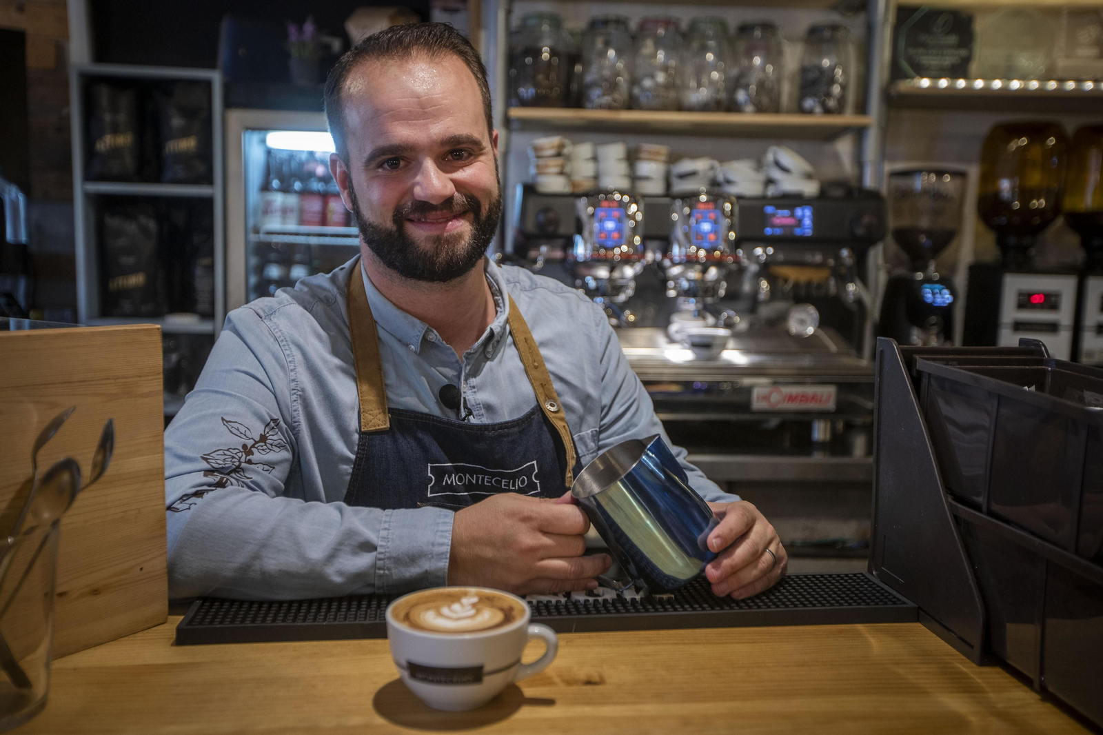 José Luis Martín, frente a uno de sus famosos expresos.