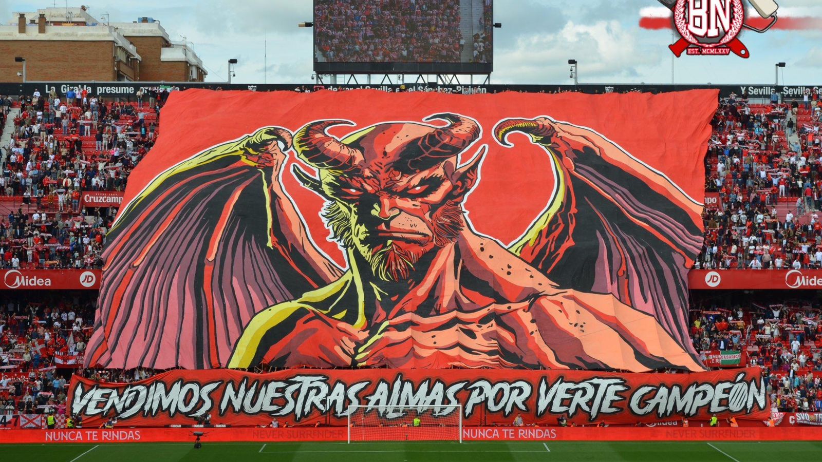 El tifo del Sevilla al que responden los aficionados del Betis