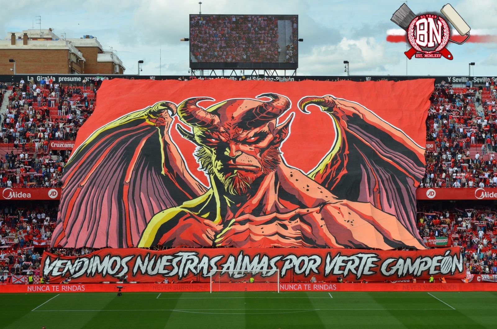 El tifo del Sevilla al que responden los aficionados del Betis