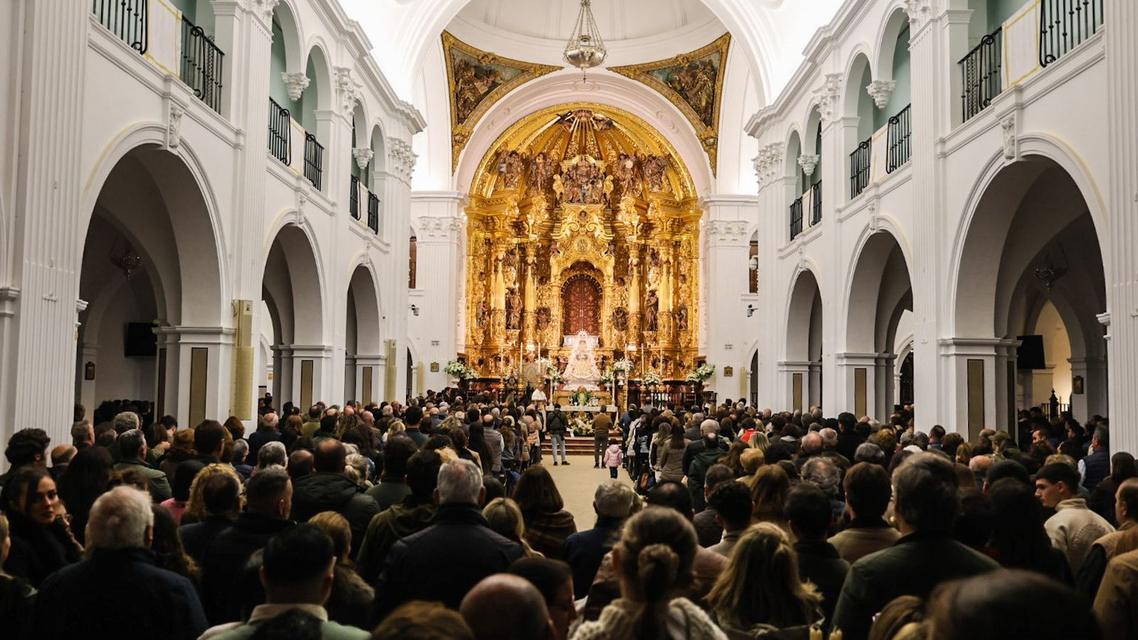 Interior del Santuario de la Blanca Paloma abarrotado este sábado.