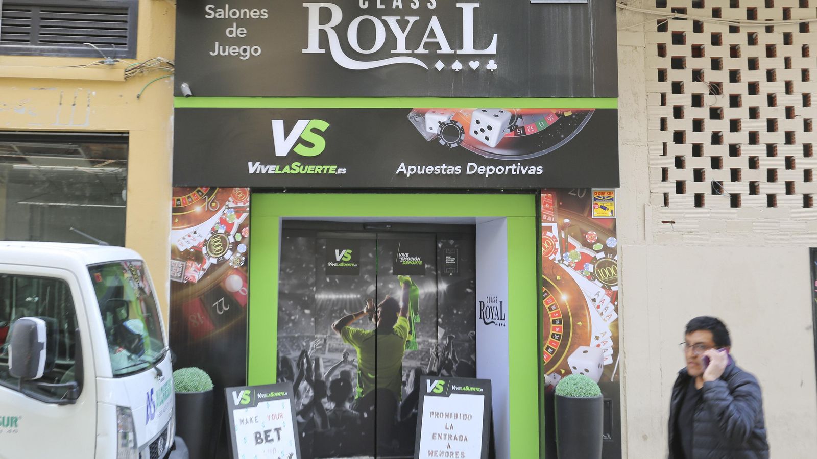 Reclamo en la puerta de un local de apuestas de Málaga con ofertas.