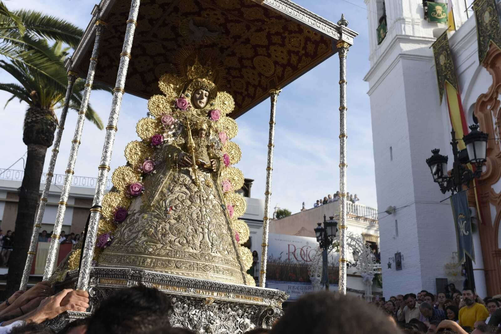 La Virgen del Rocío avanza por las calles de Almonte, en imágenes