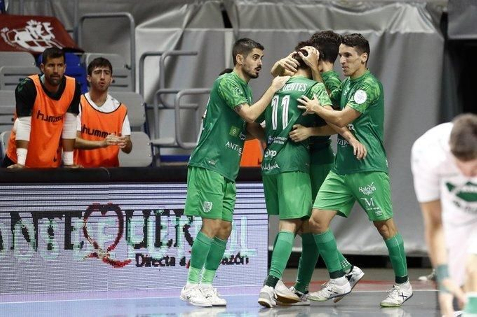 Los jugadores del UMA Antequera celebran un gol.