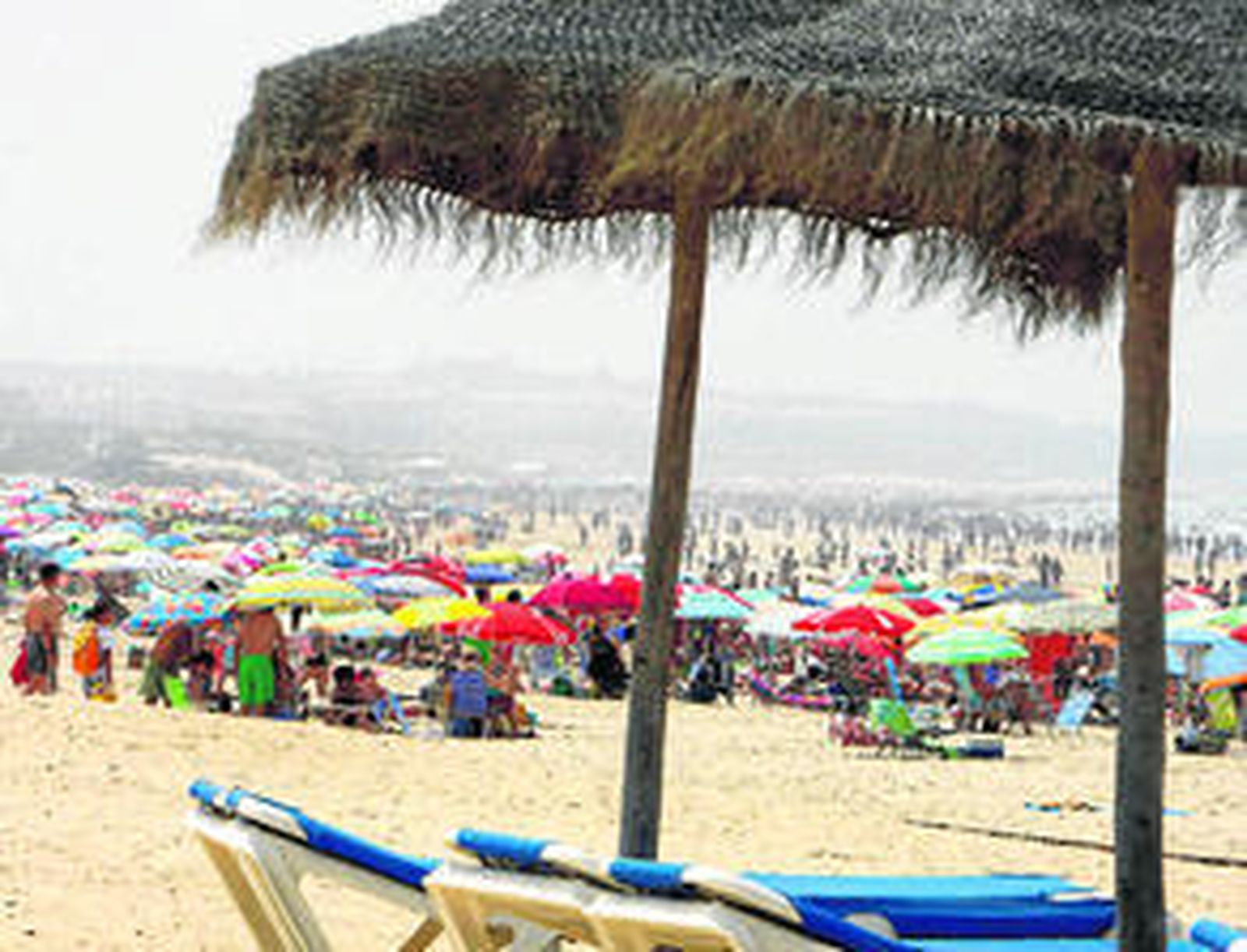 Muchas son las familias que se concentran en la playa de La Barrosa. Tiene la badera azul y la Q de calidad. /Sonia Ramos