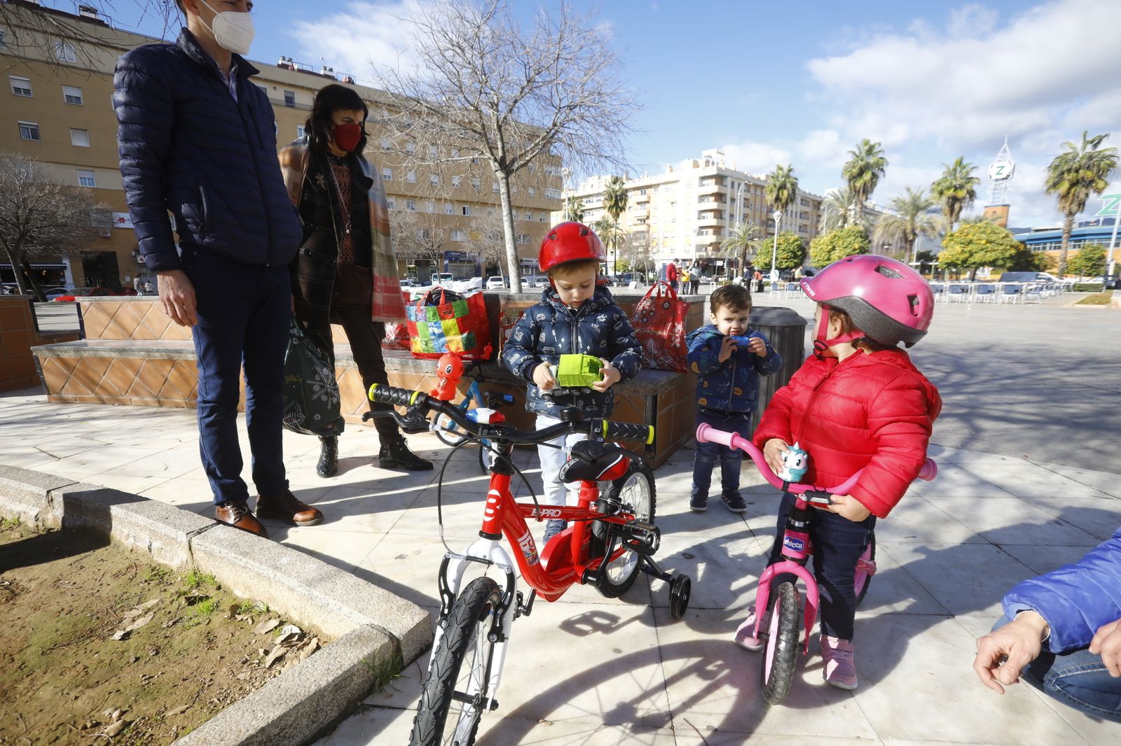 Niños abren sus regalos en el Día de Reyes.