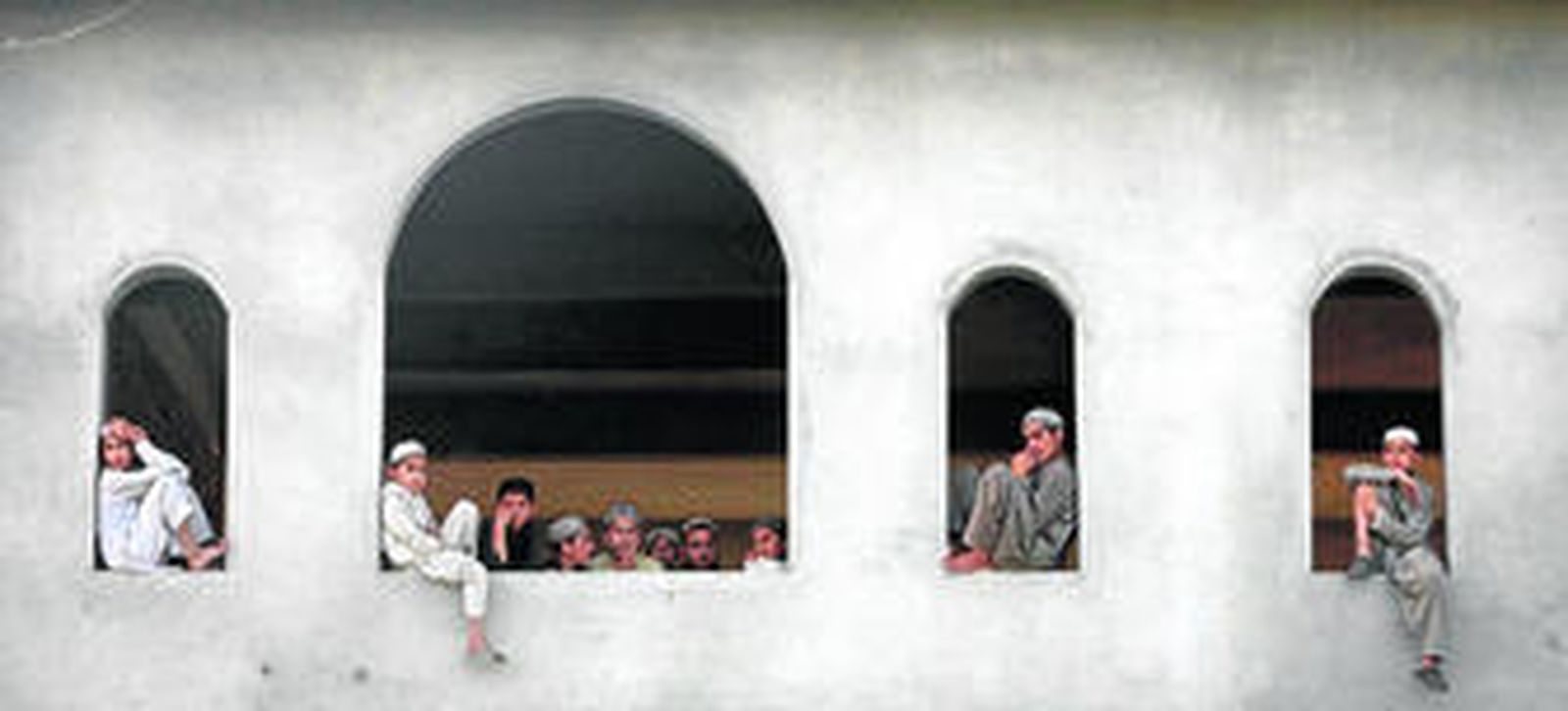 Alumnos de una madrasa (escuela coránica) de la localidad de Abbotabad observan los movimientos de curiosos y periodistas en la localidad.