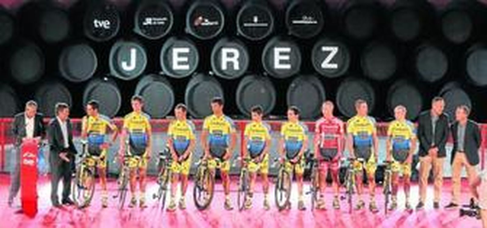 Alberto Contador se ha unido a última hora al impresionante elenco de ciclistas que comienza hoy la Vuelta a España en Jerez.