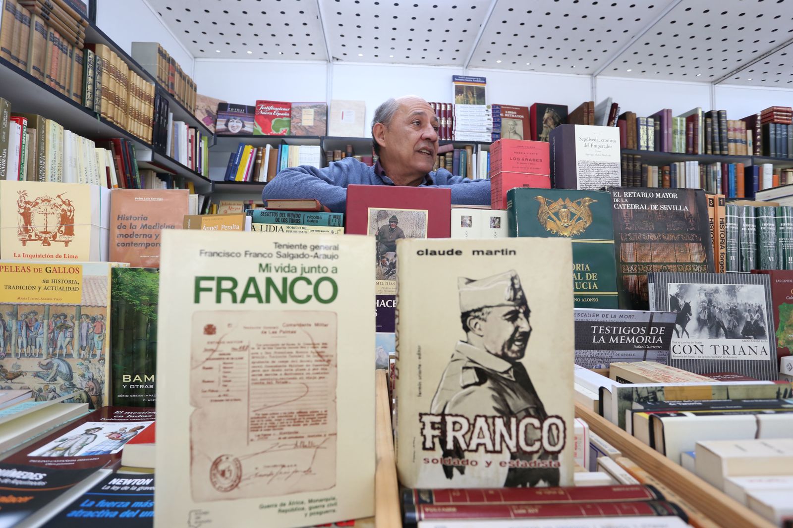 El librero Ignacio Sánchez, de Los Terceros, junto a libros sobre Franco.