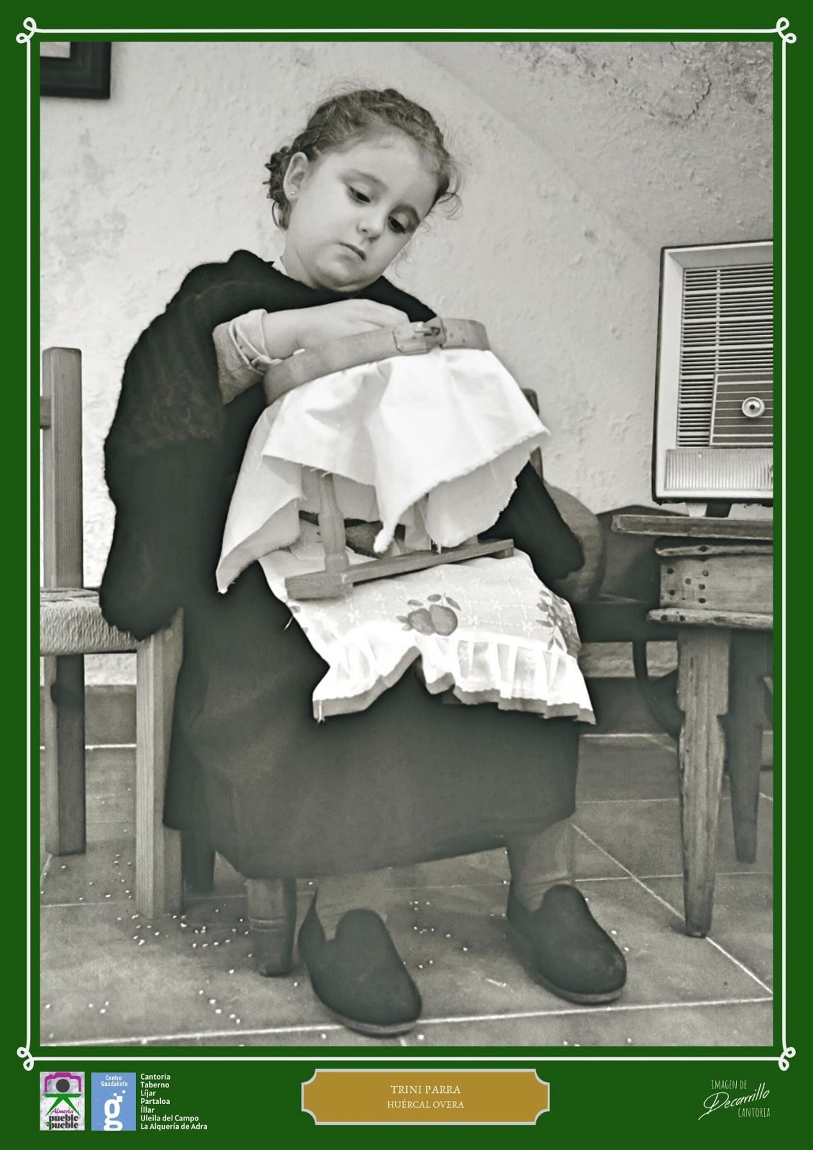 La pequeña Trini Parra de Huércal Overa llevando a cabo su bordado.