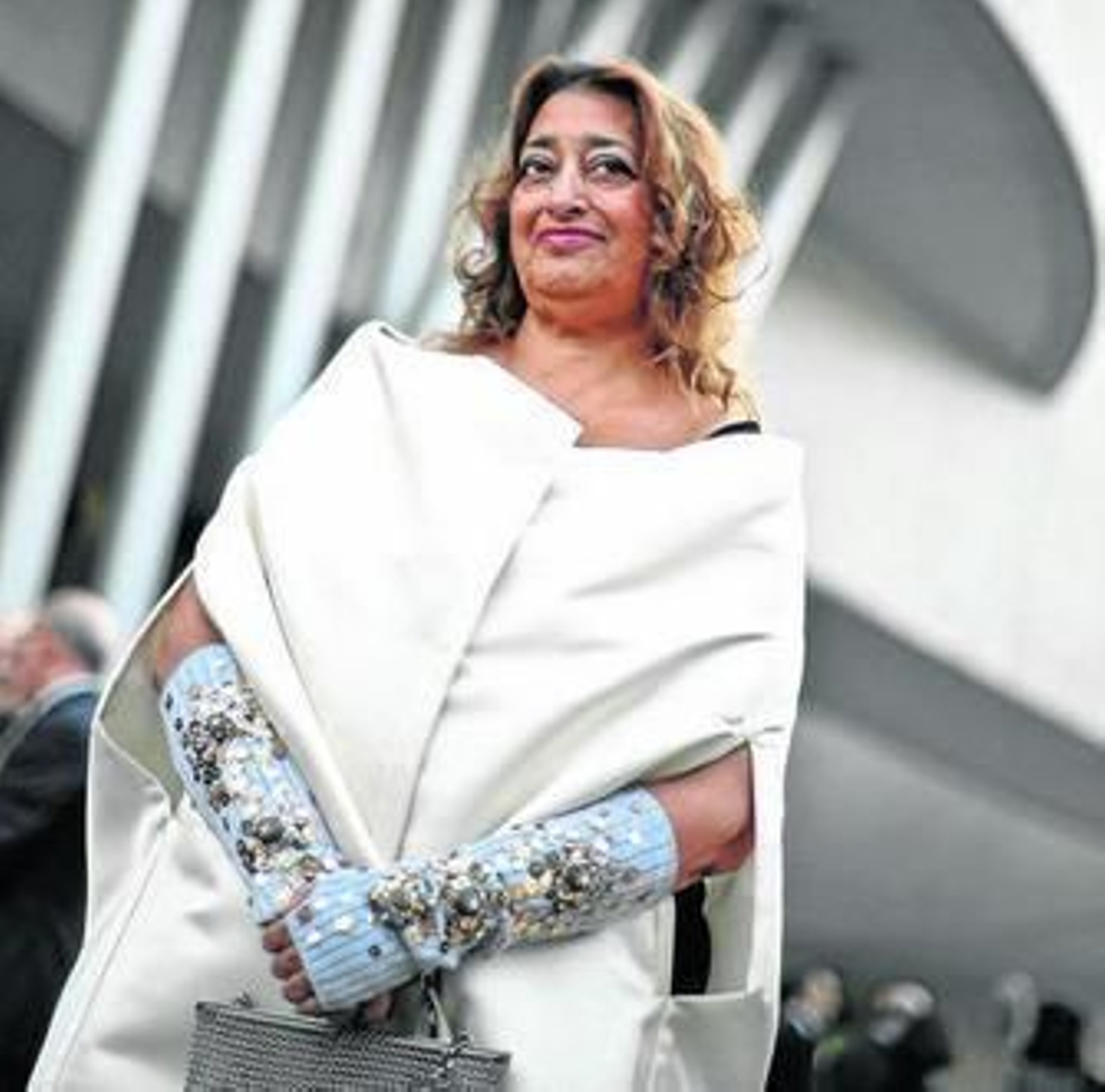 Zaha Hadid fotografiada en 2010 en Roma ante su icónico Museo Nacional de Arte del siglo XXI.