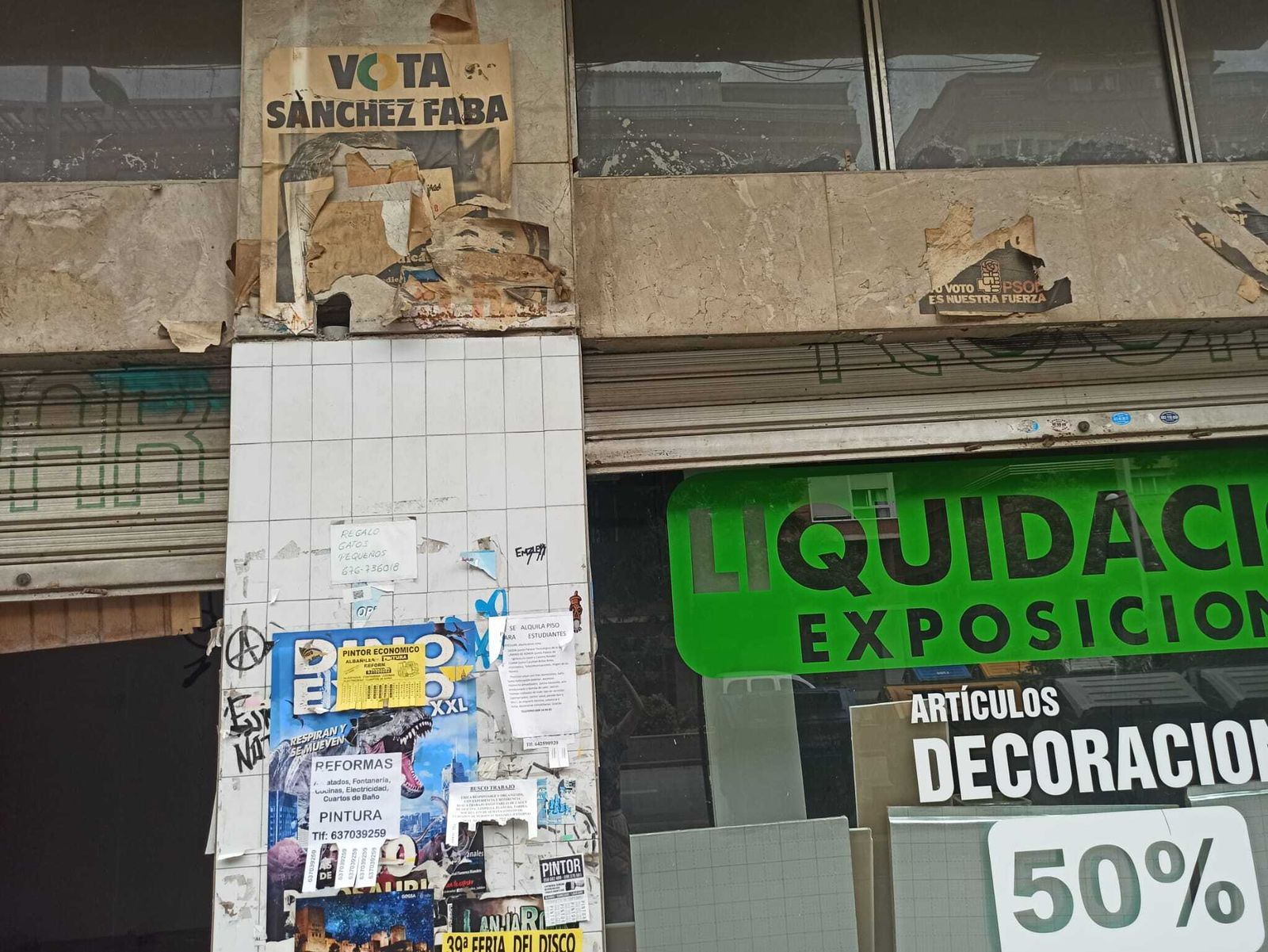 Cartel de UCD con Sánchez Faba y del PSOE, los dos ya en muy mal estado de conservación