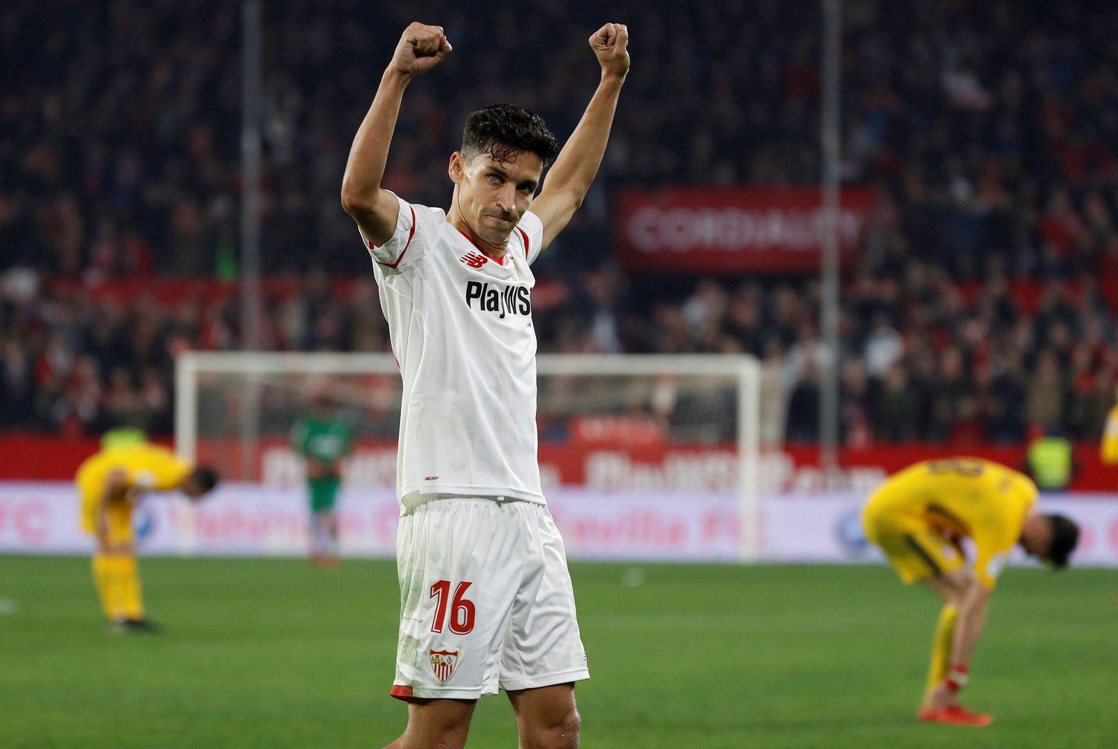 Jesús Navas celebra la clasificación con el Sevilla contra el Atlético de Madrid.