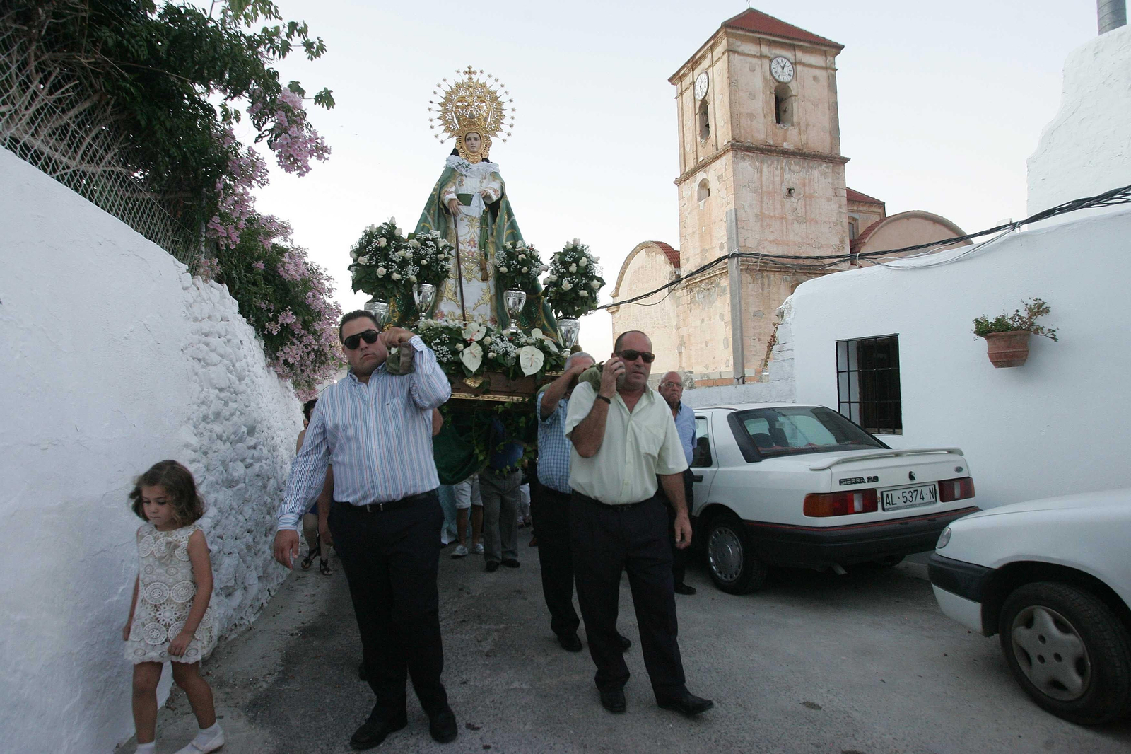 Procesión de la Virgen de Montesión por las estrechas calles de Lucainena.