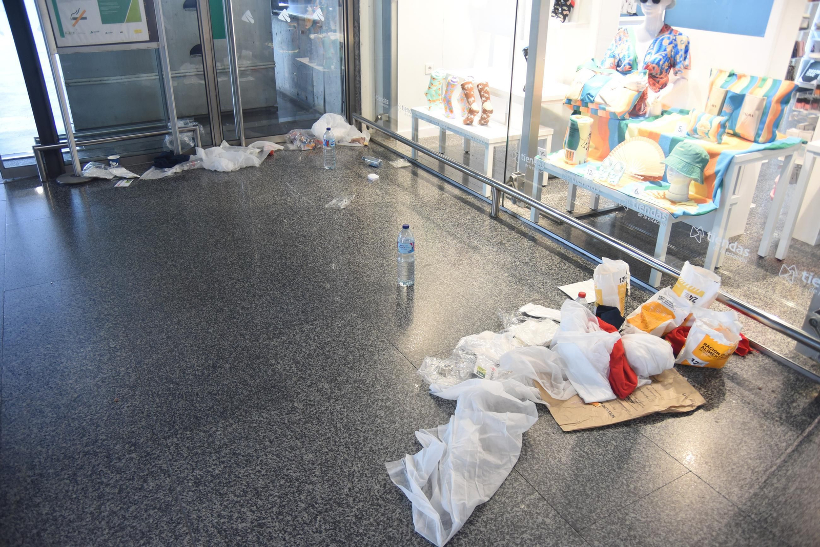 Las imágenes de la estación de trenes de Córdoba con cientos de personas atrapadas tras el apagón