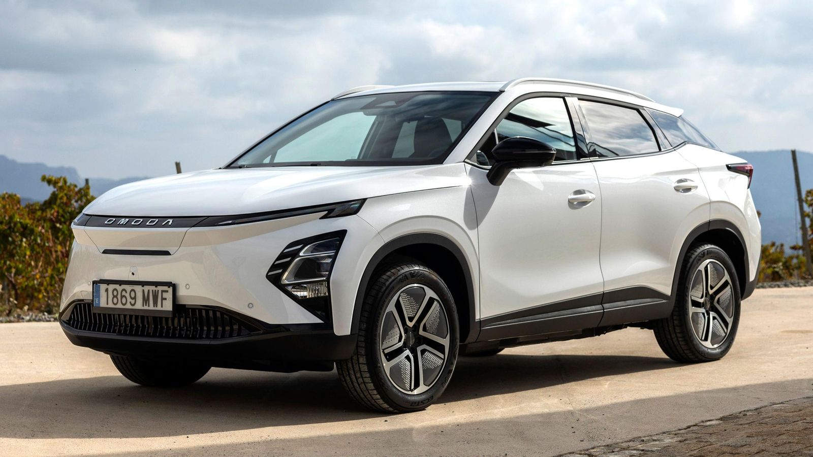Los cambios respecto a la versión con motor de combustión se acumulan en el frontal. También las llantas son específicas del Omoda 5 EV.