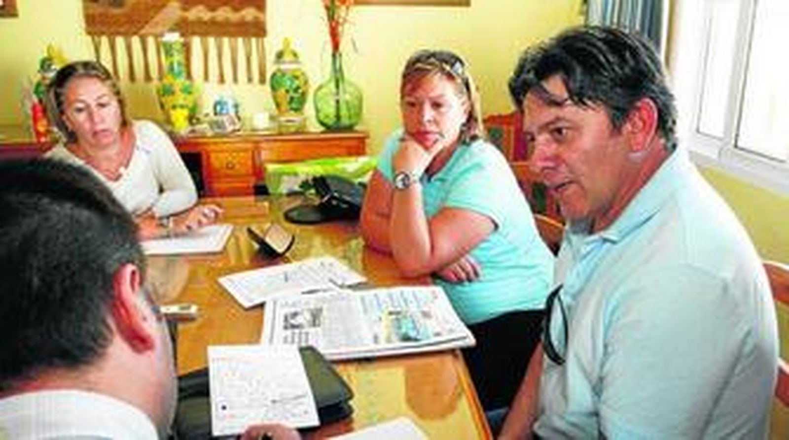 José María Mellado, a la derecha, su esposa, María Dolores, y otro familiar durante la entrevista.