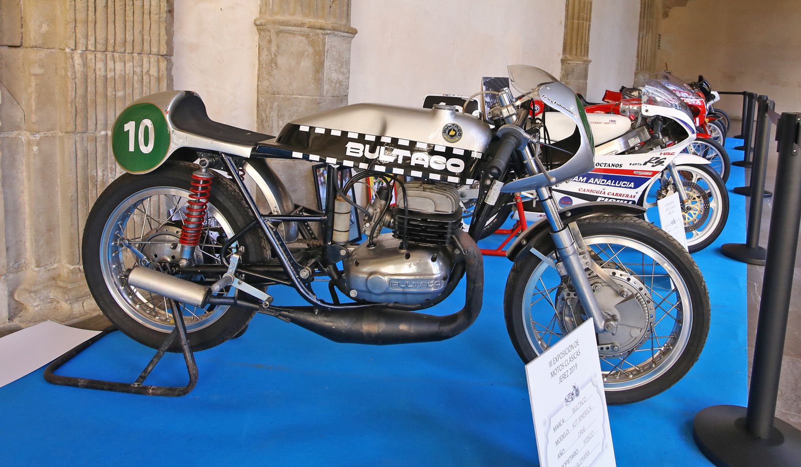 Imágenes de la ' Exposición de Motos Clásicas' en los Claustros