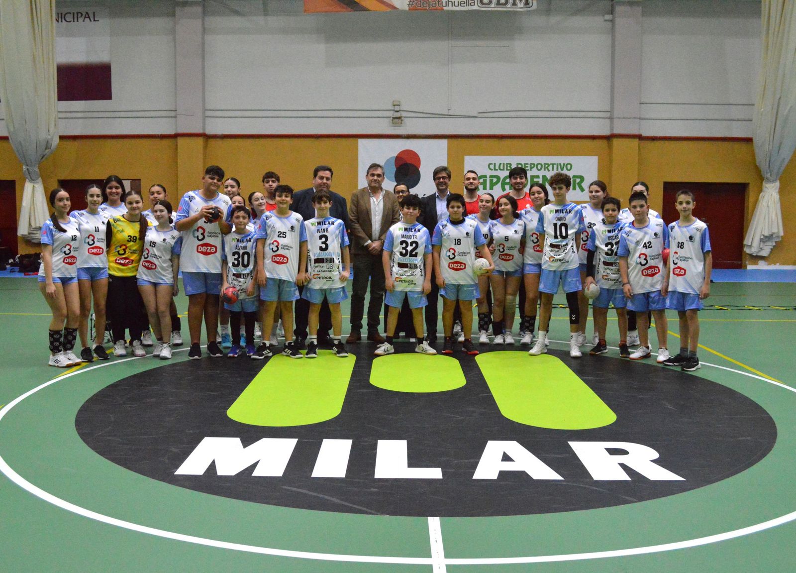 Las autoridades y organizadores, durante la presentación de las 'Becas Milar'.
