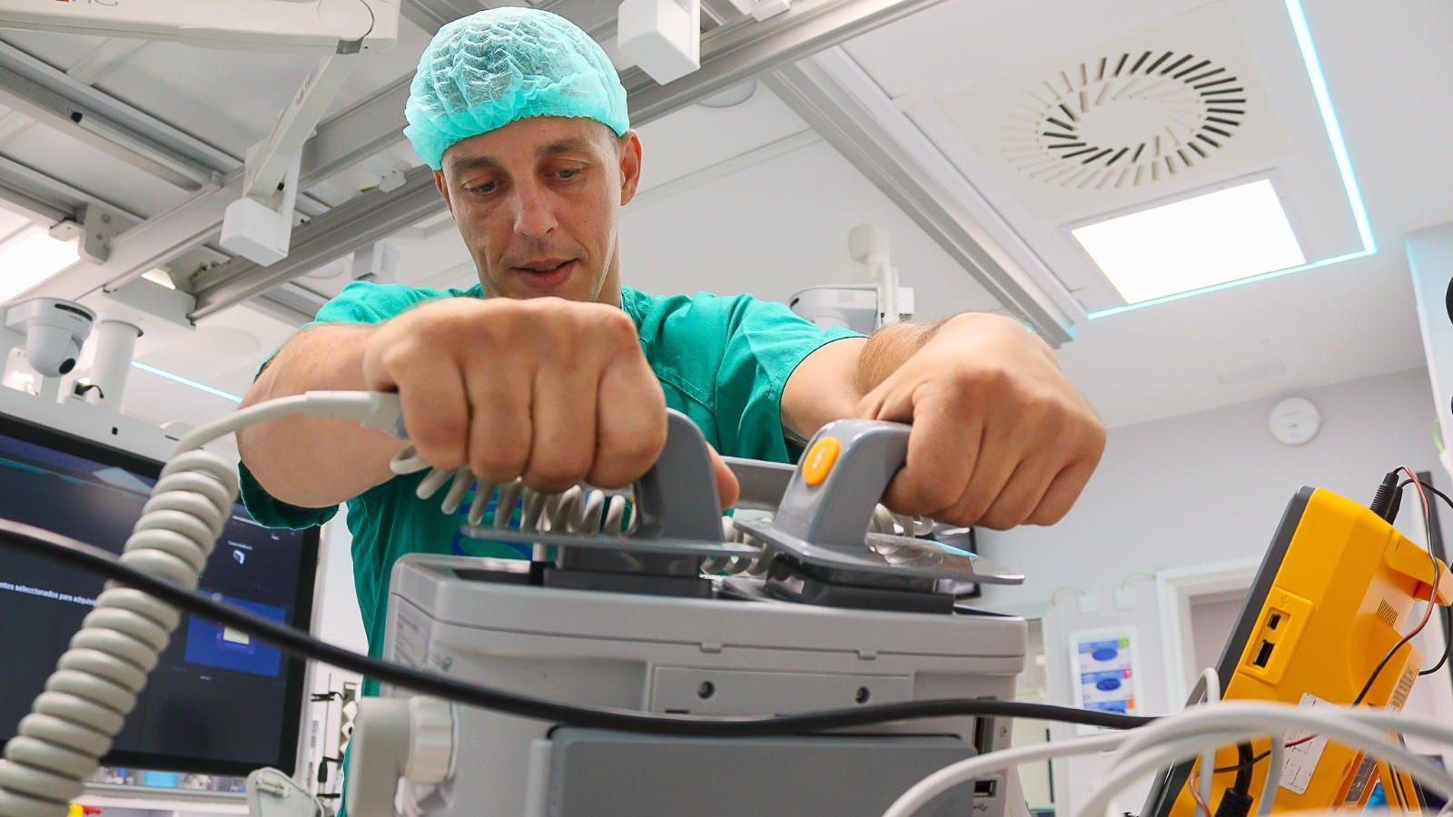 Un profesional de Electromedicina chequea el funcionamiento de las palas para paradas cardiacas.