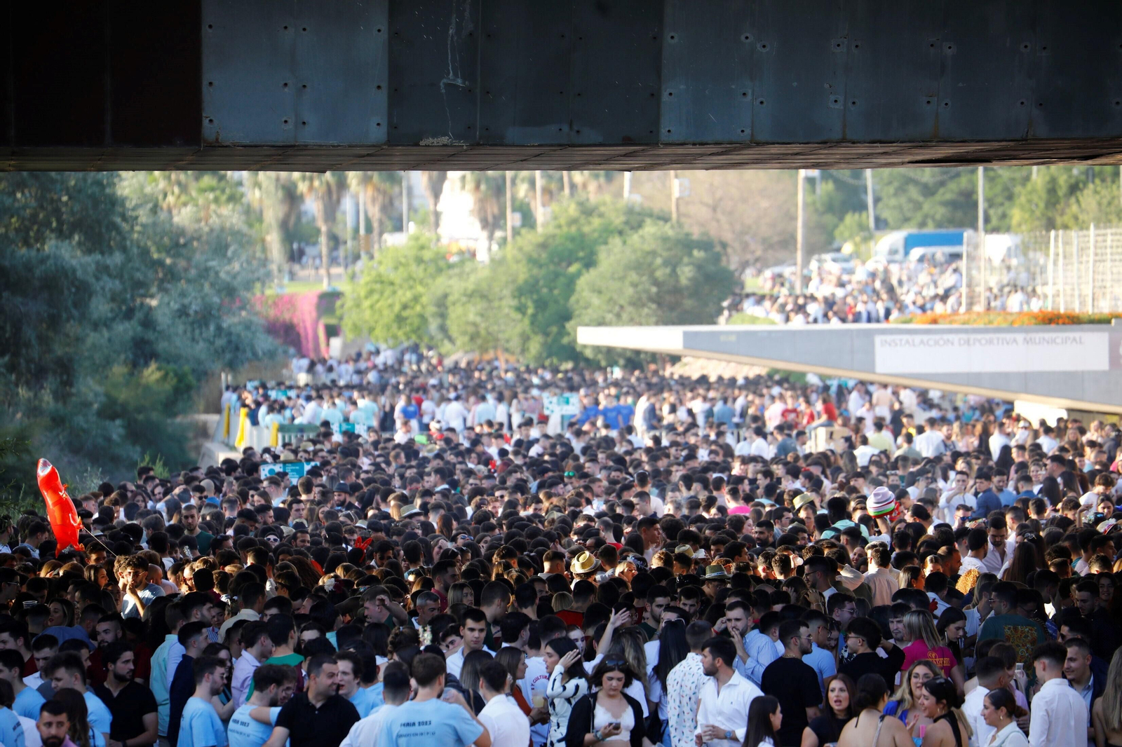 El clásico botellón del Miércoles de la Feria de Córdoba, en imágenes