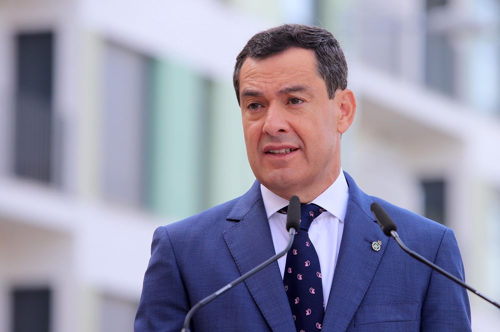 Imágenes de la visita de Juanma Moreno a la promoción de viviendas "Pescadería" en Huelva