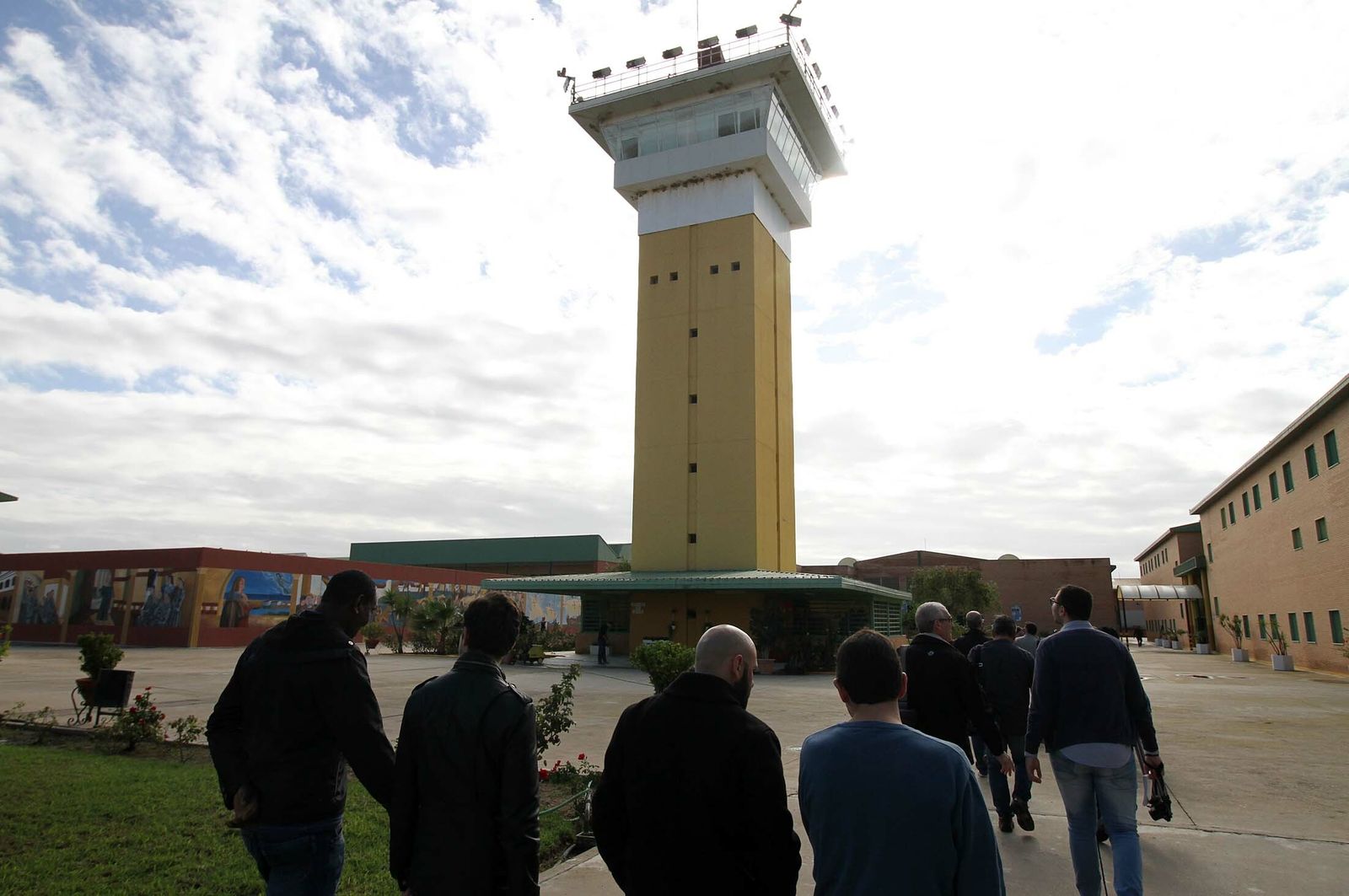 Torre de control y patio central del penal de La Ribera, en Huelva.