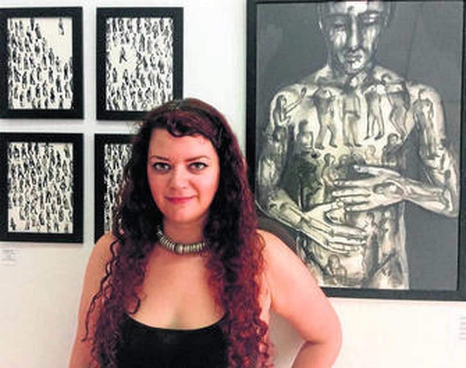 Ariadna Pedemonte posa con algunas de sus obras.