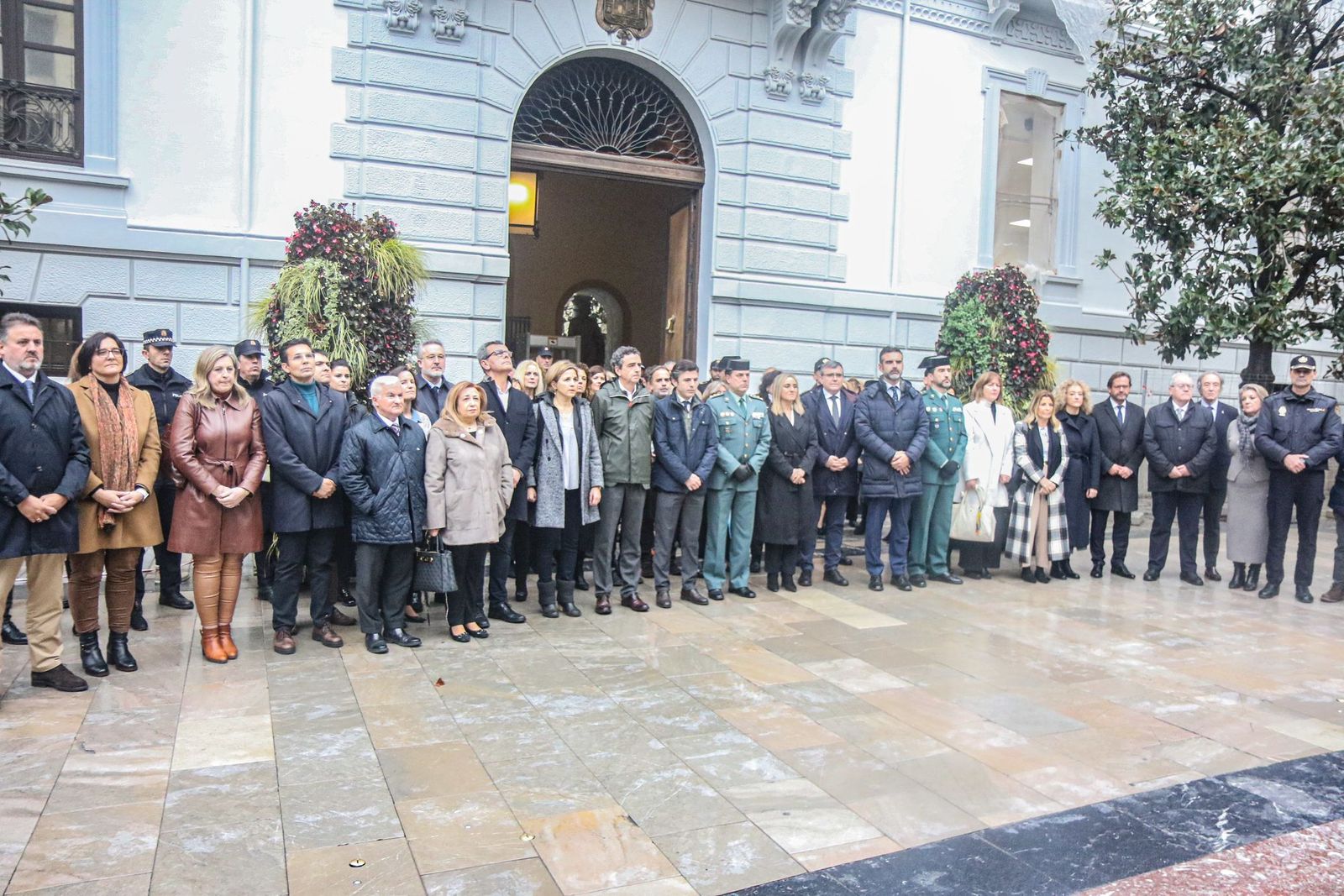 Minuto de silencio a las puertas del Ayuntamiento de Granada.