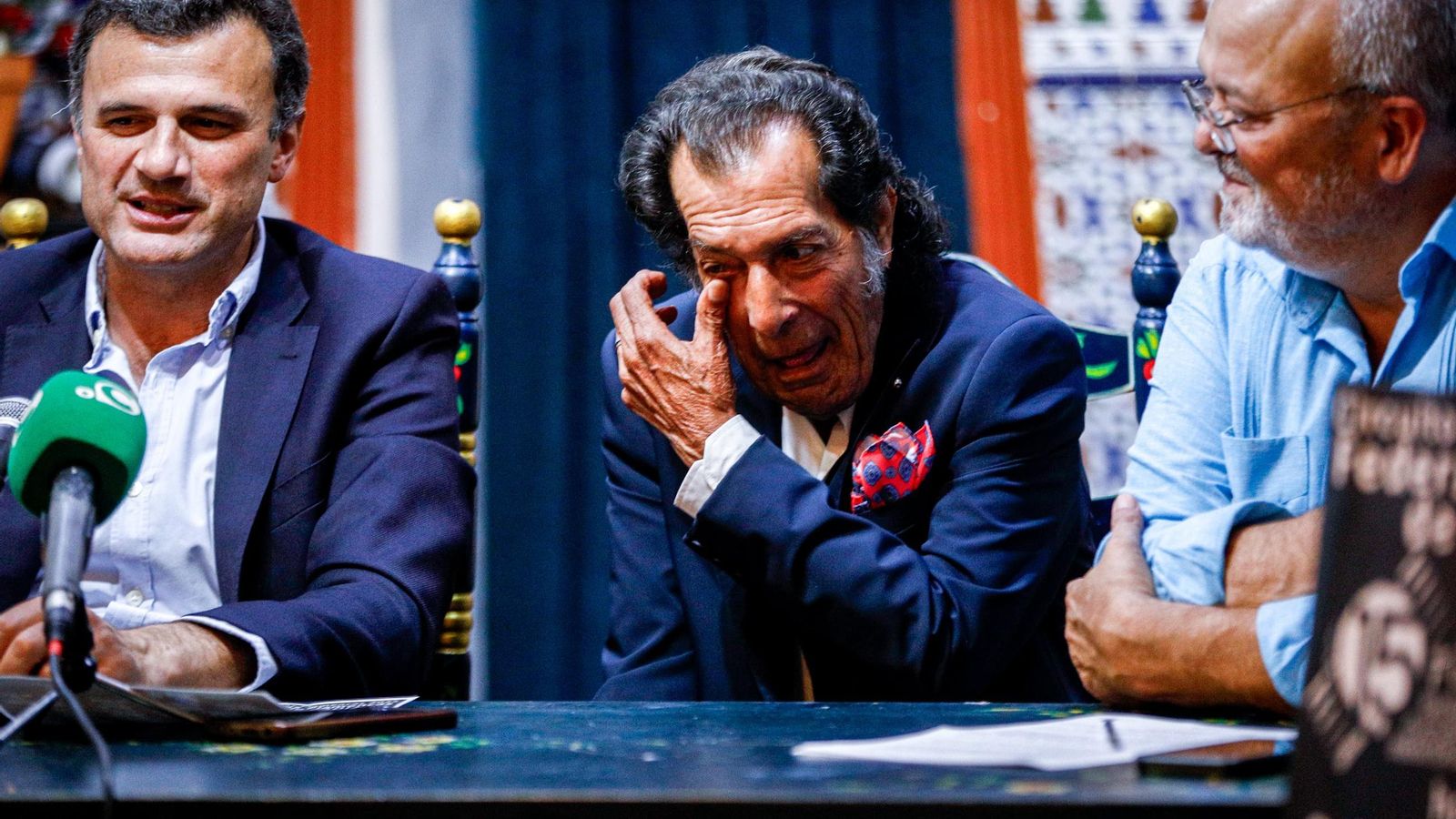 Juan Villar, emocionado al recibir la noticia de la inauguración de la estatua de palabra del alcalde de Cádiz.