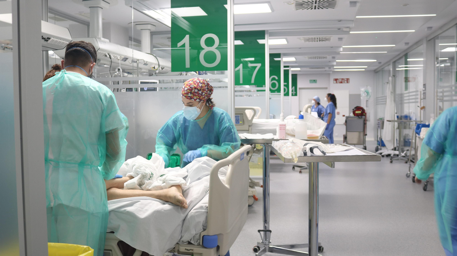 Personal sanitario en la UCI del Hospital de Emergencia Covid-19.