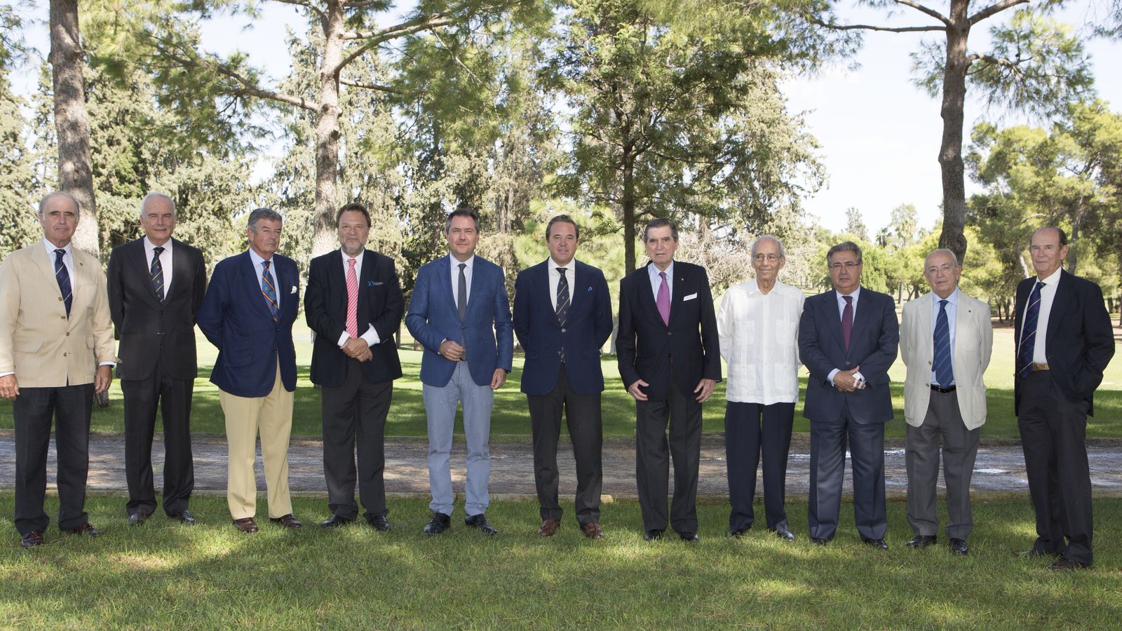 Pérez de la Lama, el cuarto por de la derecha, entre Fernando Parias y Zoido, en el 75 aniversario del Club Pineda.
