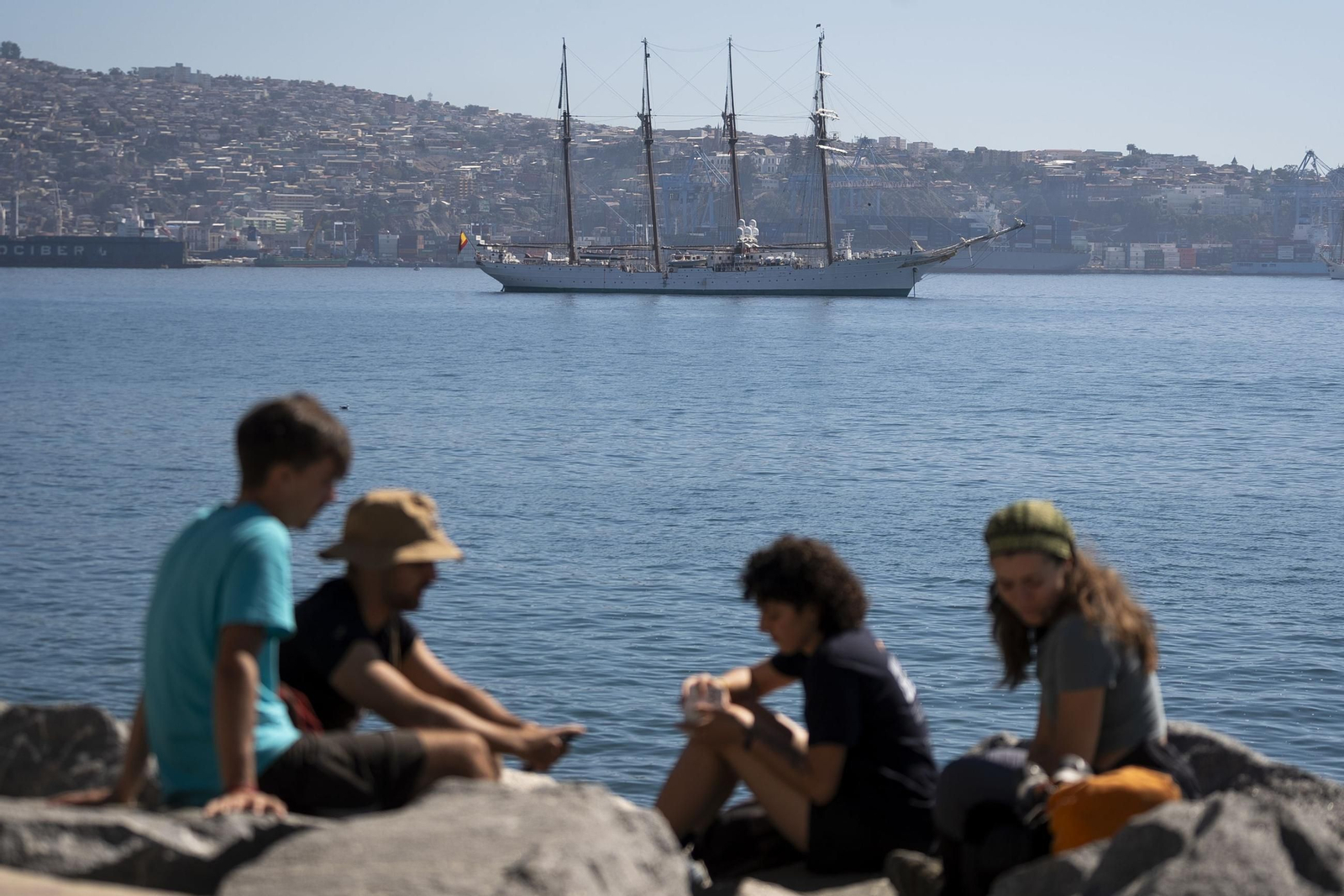 Las imágenes de la llegada del 'Elcano y la Princesa Leonor a Valparaíso