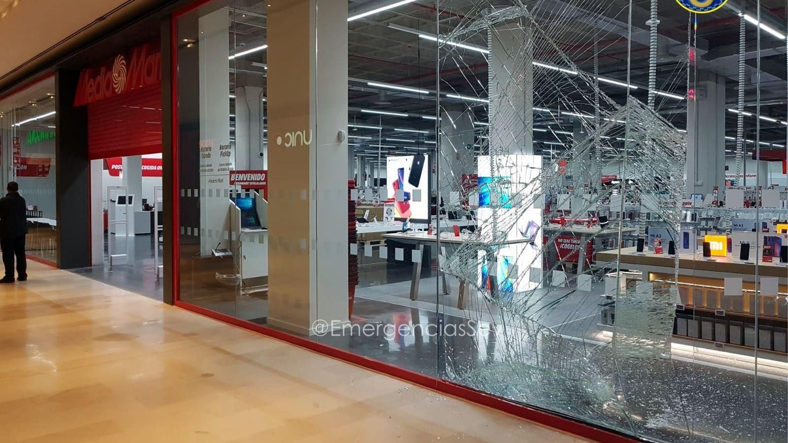 Así acabó el escaparate del Media Markt del Lagoh tras el intento de robo.