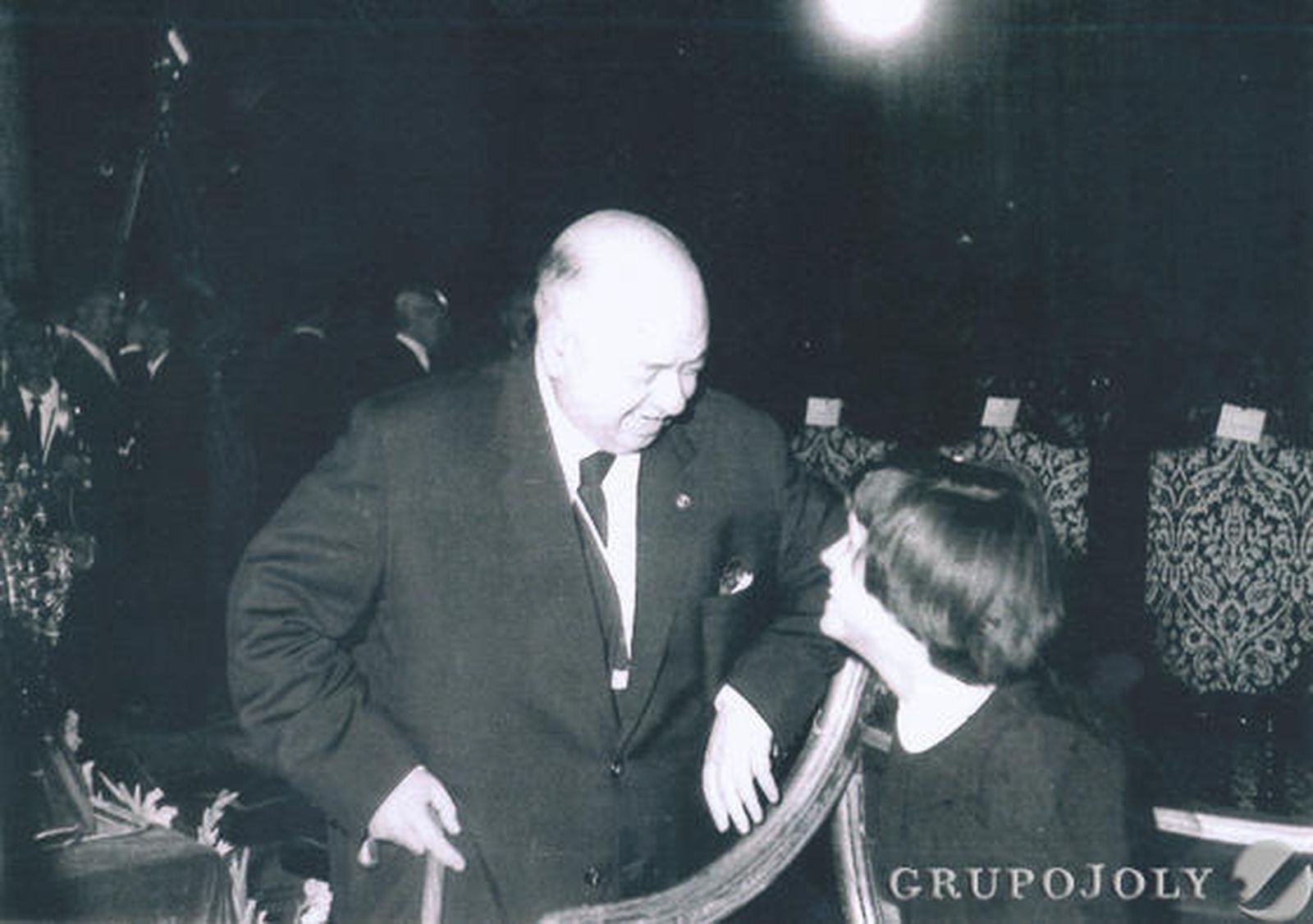 El hermano mayor, Ricardo Zubiría, con la niña madrina.