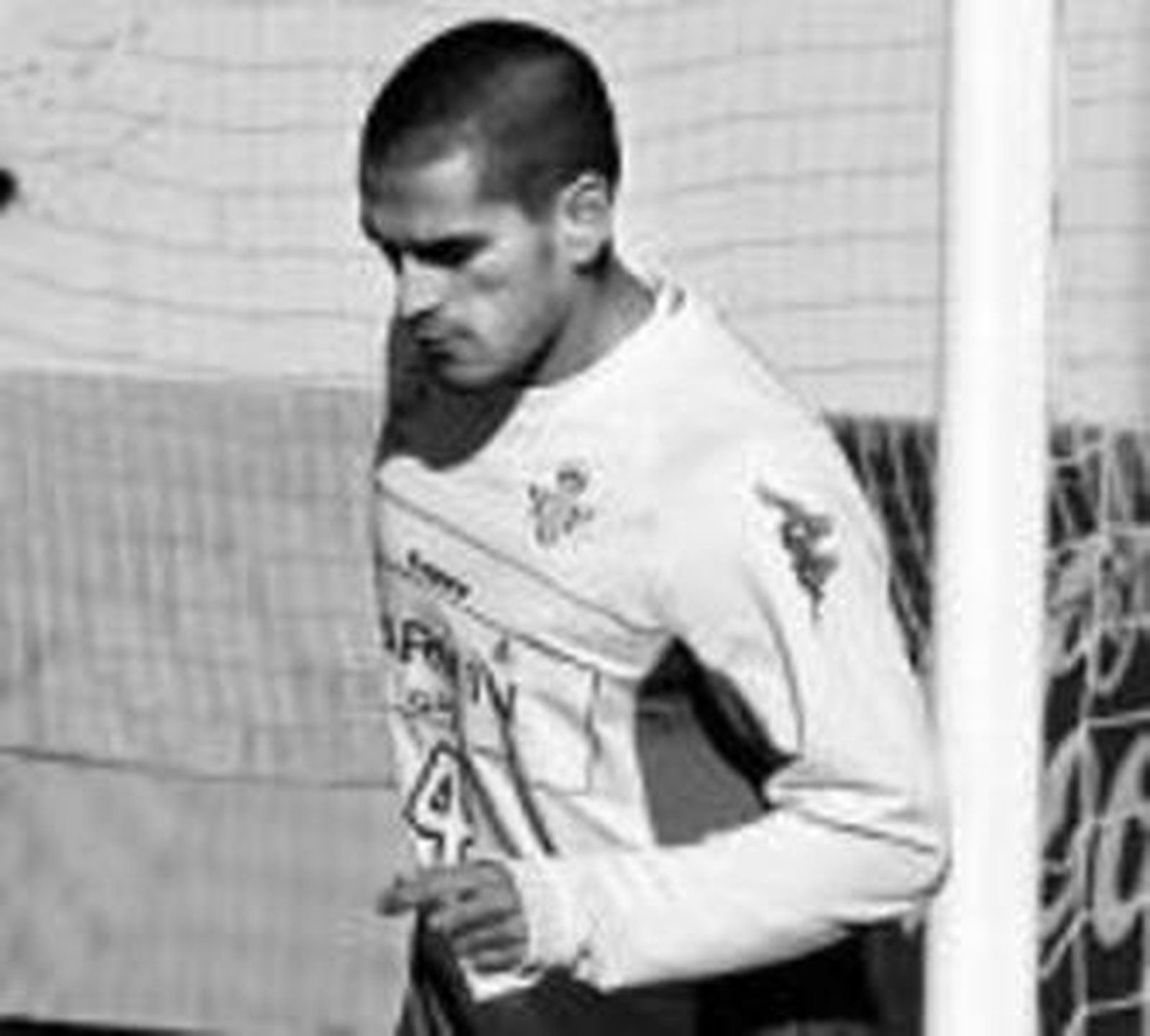 Juanito corre junto a los guardametas Doblas y Casto, muy sonrientes.