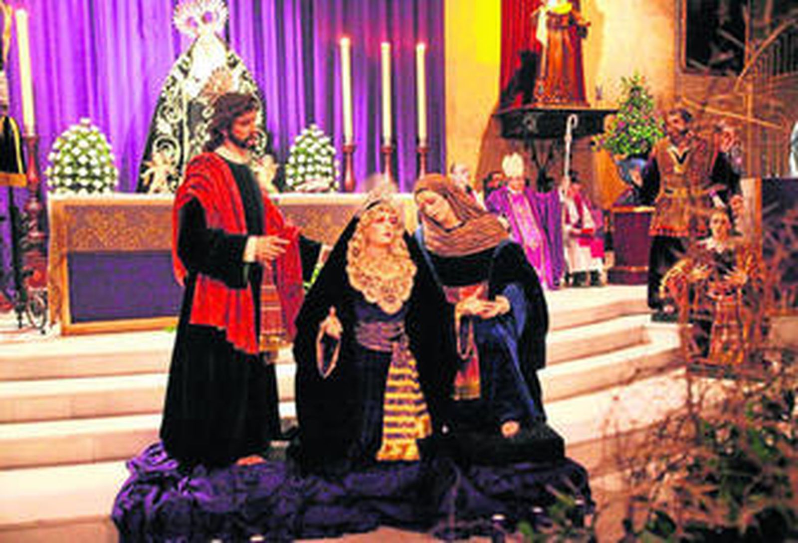 El grupo escultórico de La Mortaja en el presbiterio de Capuchinos.