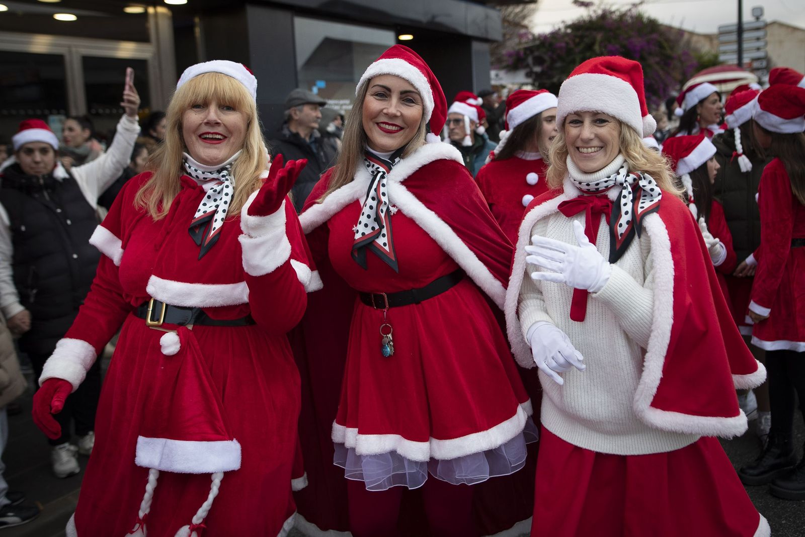 Única en España: las mejores imágenes de la cabalgata con 200 Mamá Noel en Otura