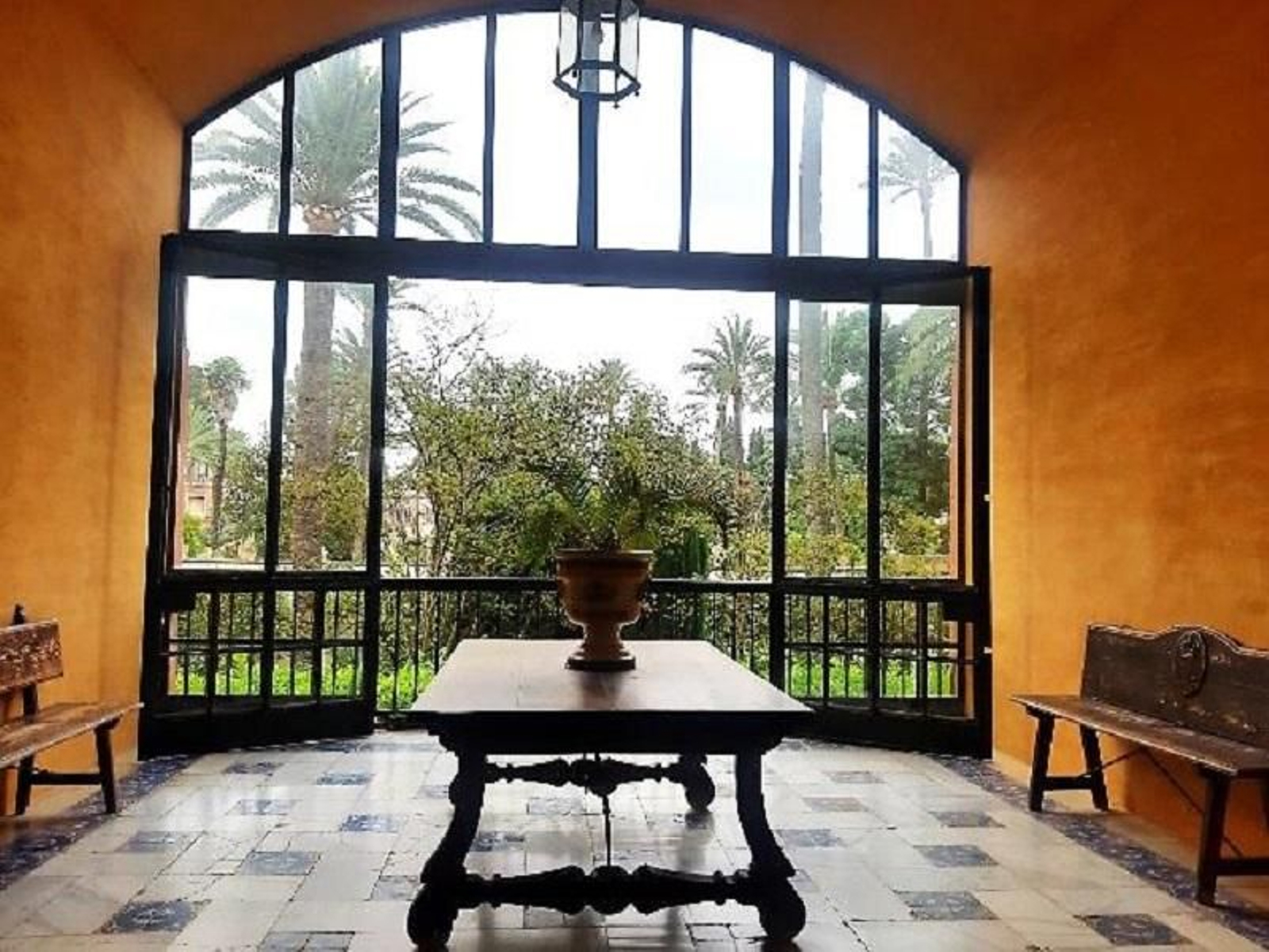 Uno de los ventanales a los jardines que se protegerá del sol.