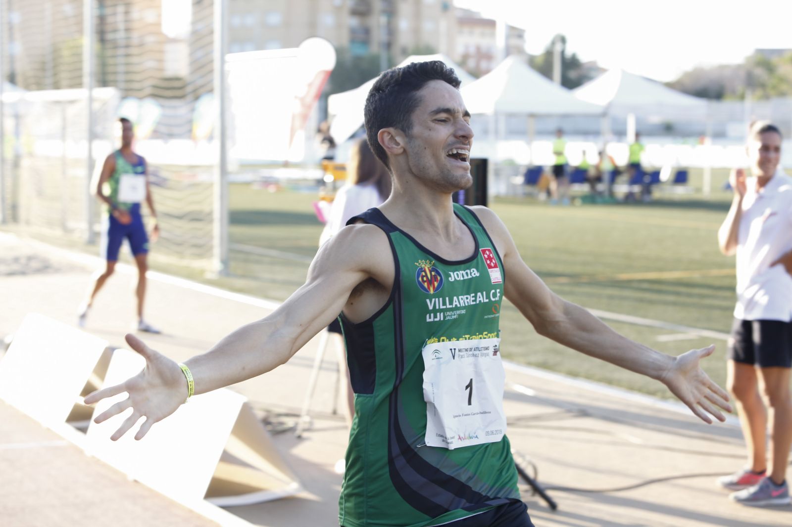 Ignacio Fontes celebra la marca lograda en Granada.