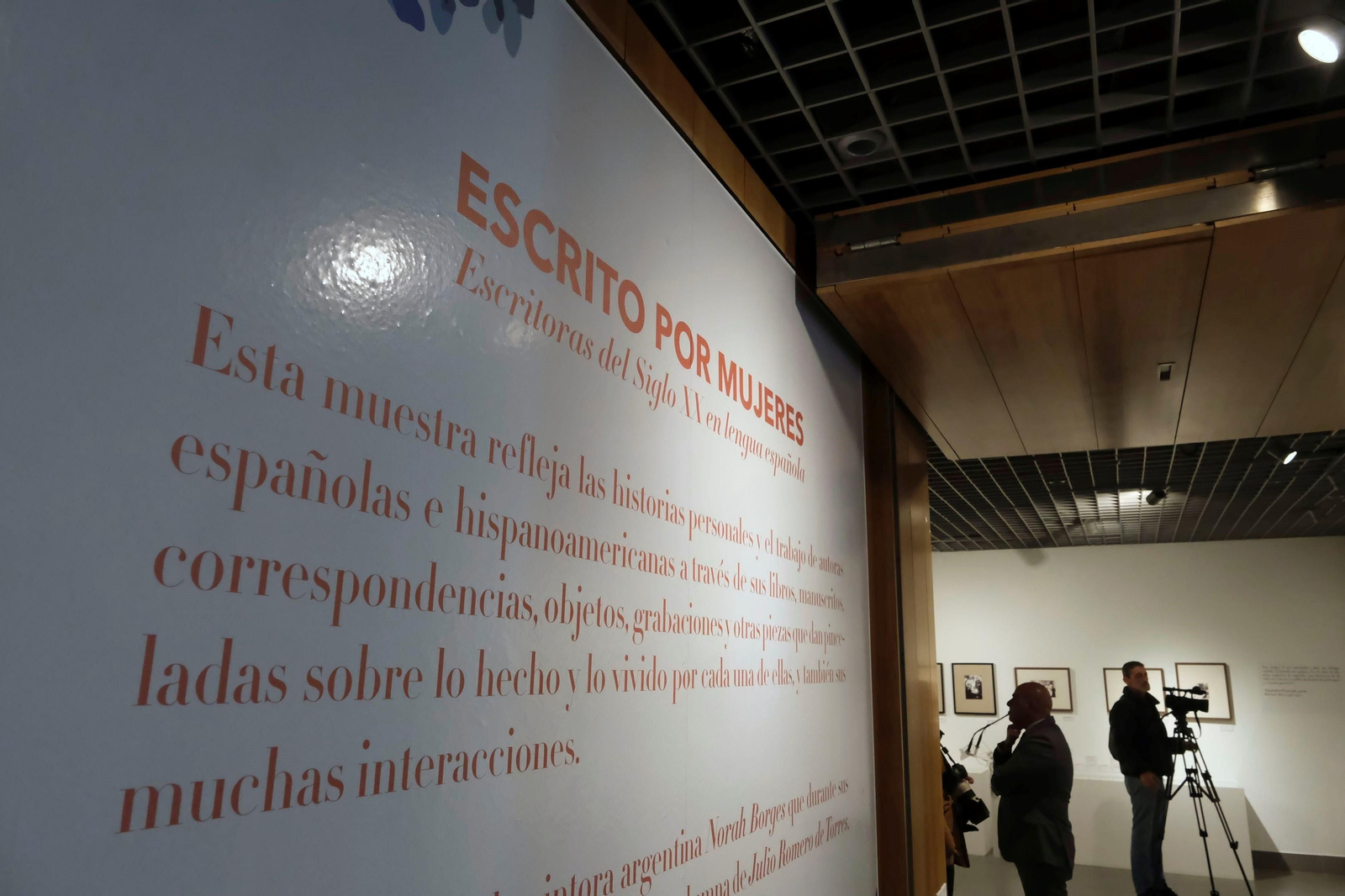 La exposición 'Escrito por mujeres. Escritoras del Siglo XX en español' de Cajasol, en imágenes
