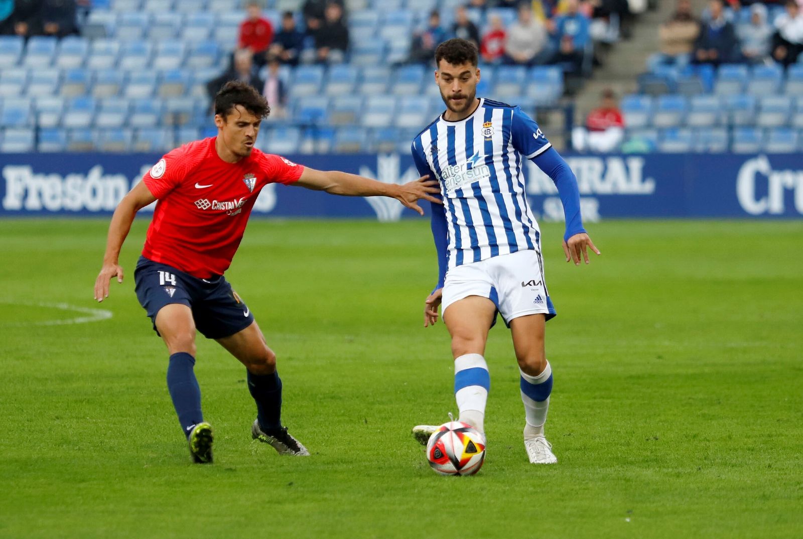 Fullana intenta detener a Luis Alcalde que controla el balón.
